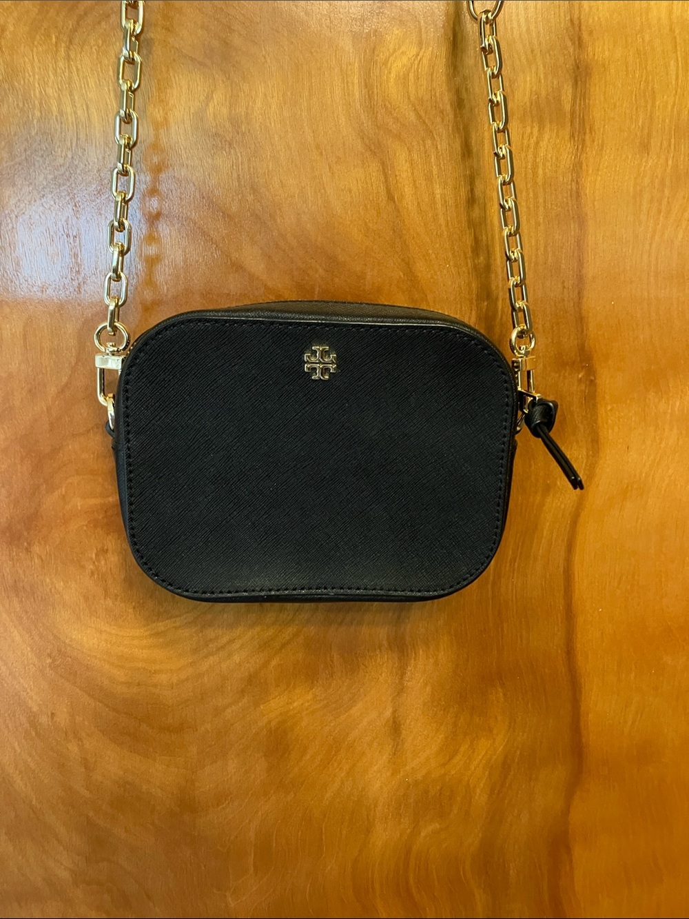 Tory Burch Black Saffiano Compact Camera Crossbody with Gold Chain. PRETTY! NWOT